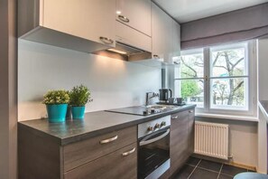 Kühlschrank, Ofen, Wasserkocher, Kochgeschirr/Geschirr/Besteck