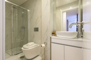 Shower, hair dryer, towels, soap - The Beige* (Braga)