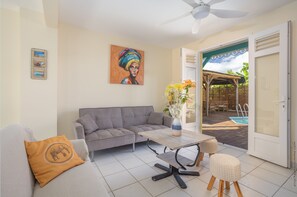 TV, books, computer monitors - Magnificent family villa with swimming pool! Separate office, ideal for telecommuting. (Le Vauclin)