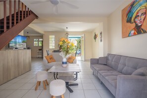 TV, books, computer monitors - Magnificent family villa with swimming pool! Separate office, ideal for telecommuting. (Le Vauclin)