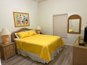 3 bedrooms, in-room safe, iron/ironing board, travel cot - Cozy 3 Bedroom condo near Disney Parks! (Davenport)