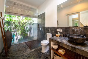 Villa, 3 habitaciones, para fumadores, alberca privada | Baño | Regadera, secadora de cabello, toallas, jabón 