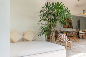 Villa, 3 habitaciones, para fumadores, alberca privada | Área de sala de estar