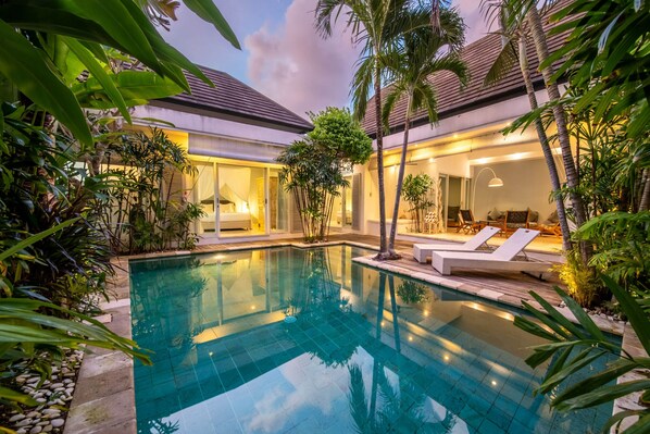 Una piscina al aire libre