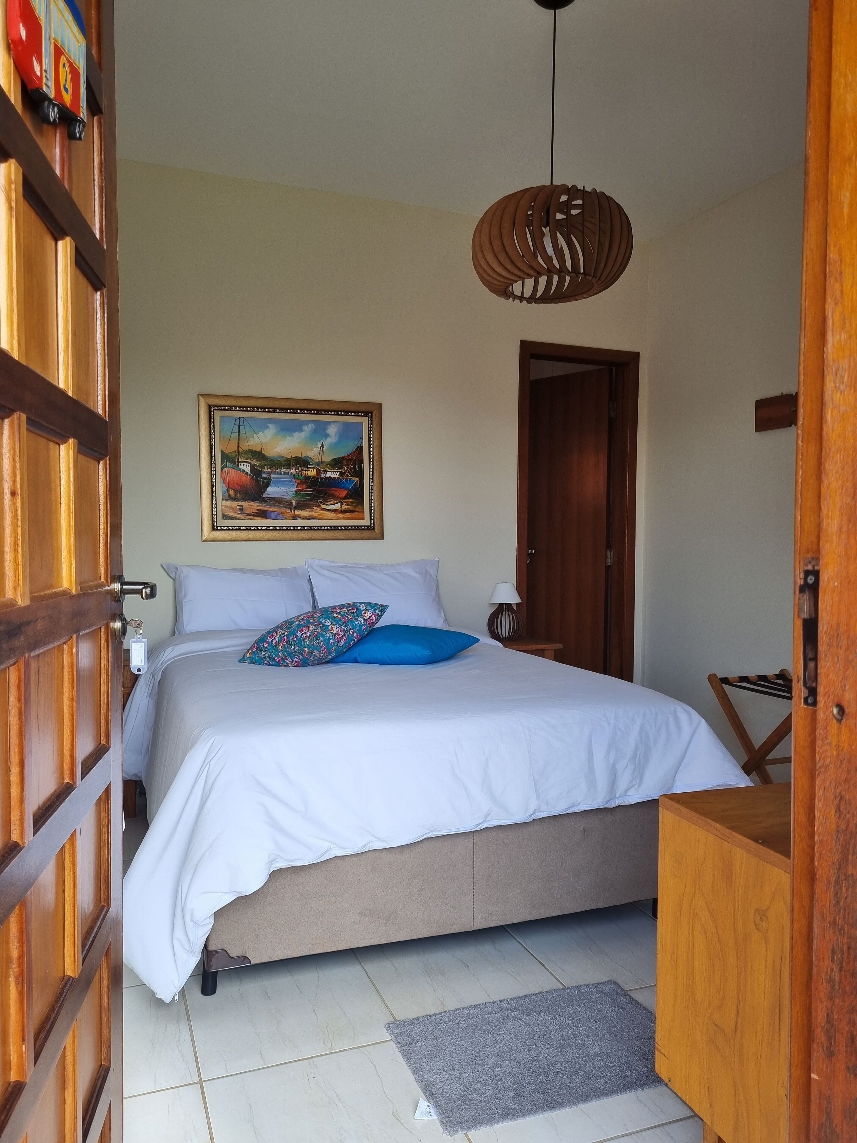 Ropa de cama de alta calidad, camas con pillow-top y minibar 