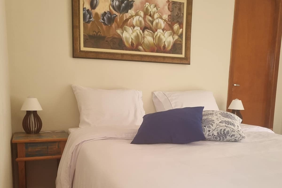 Ropa de cama de alta calidad, camas con pillow-top y minibar