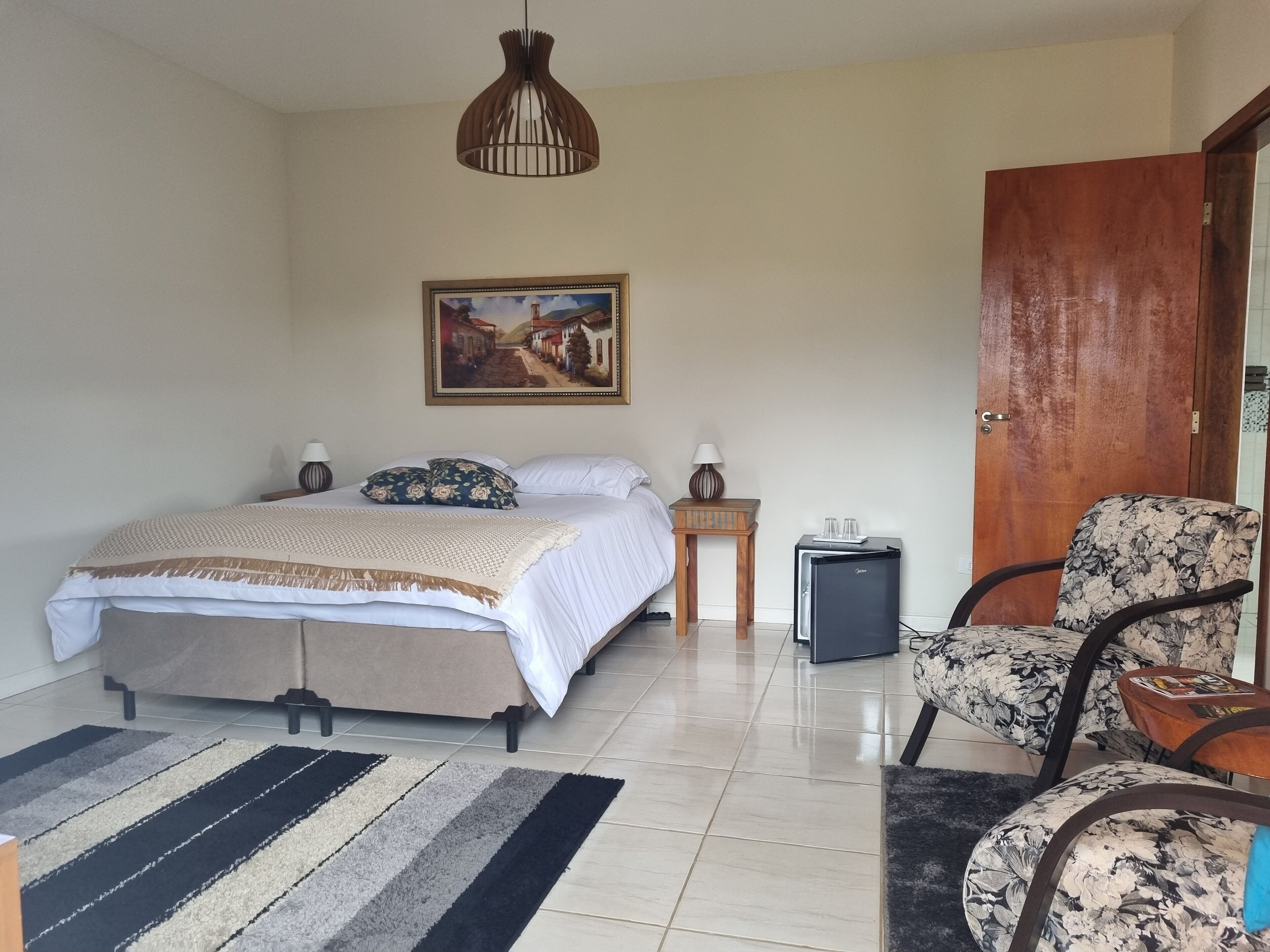 Ropa de cama de alta calidad, camas con pillow-top y minibar 