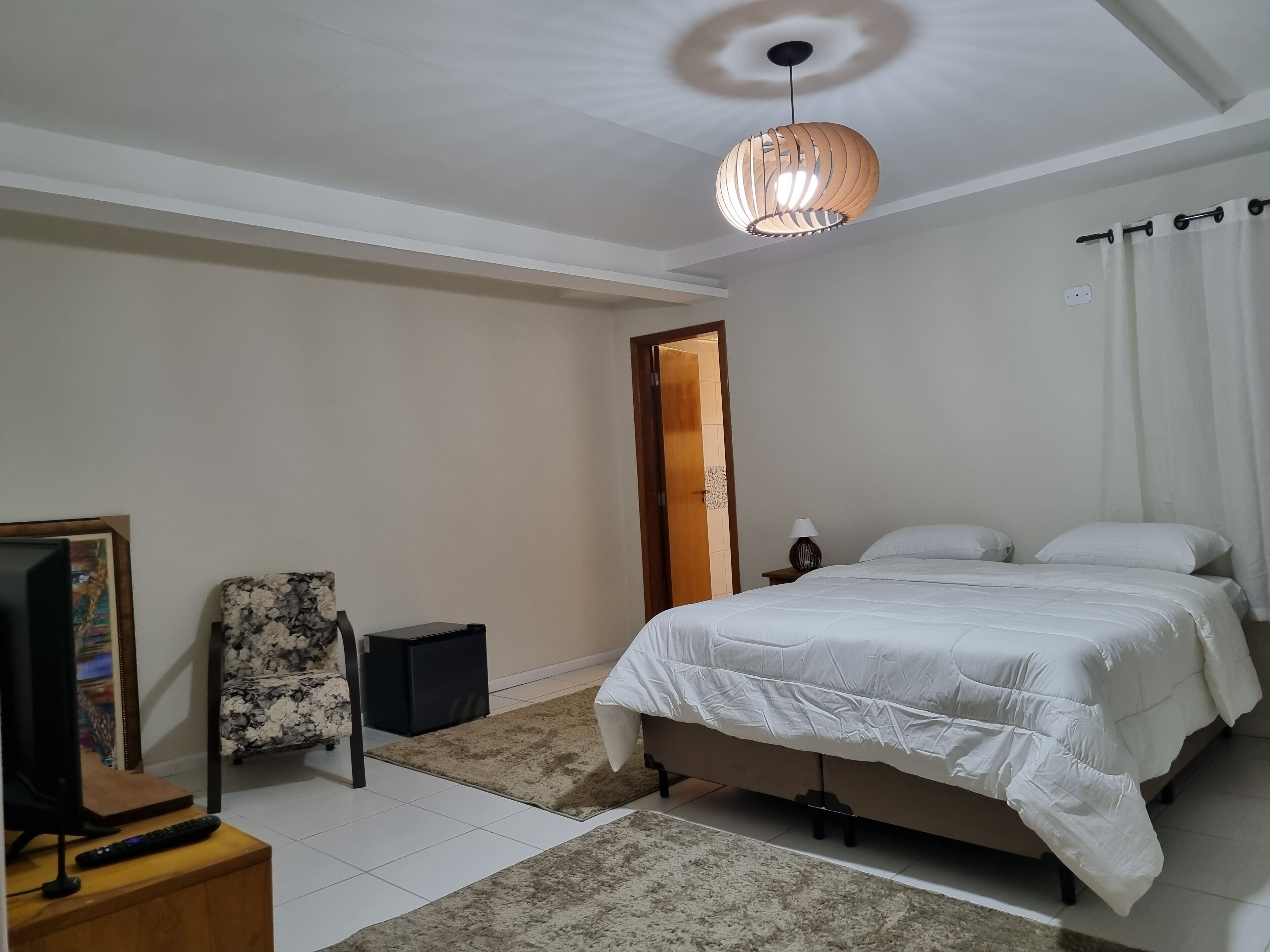 Ropa de cama de alta calidad, camas con pillow-top y minibar 