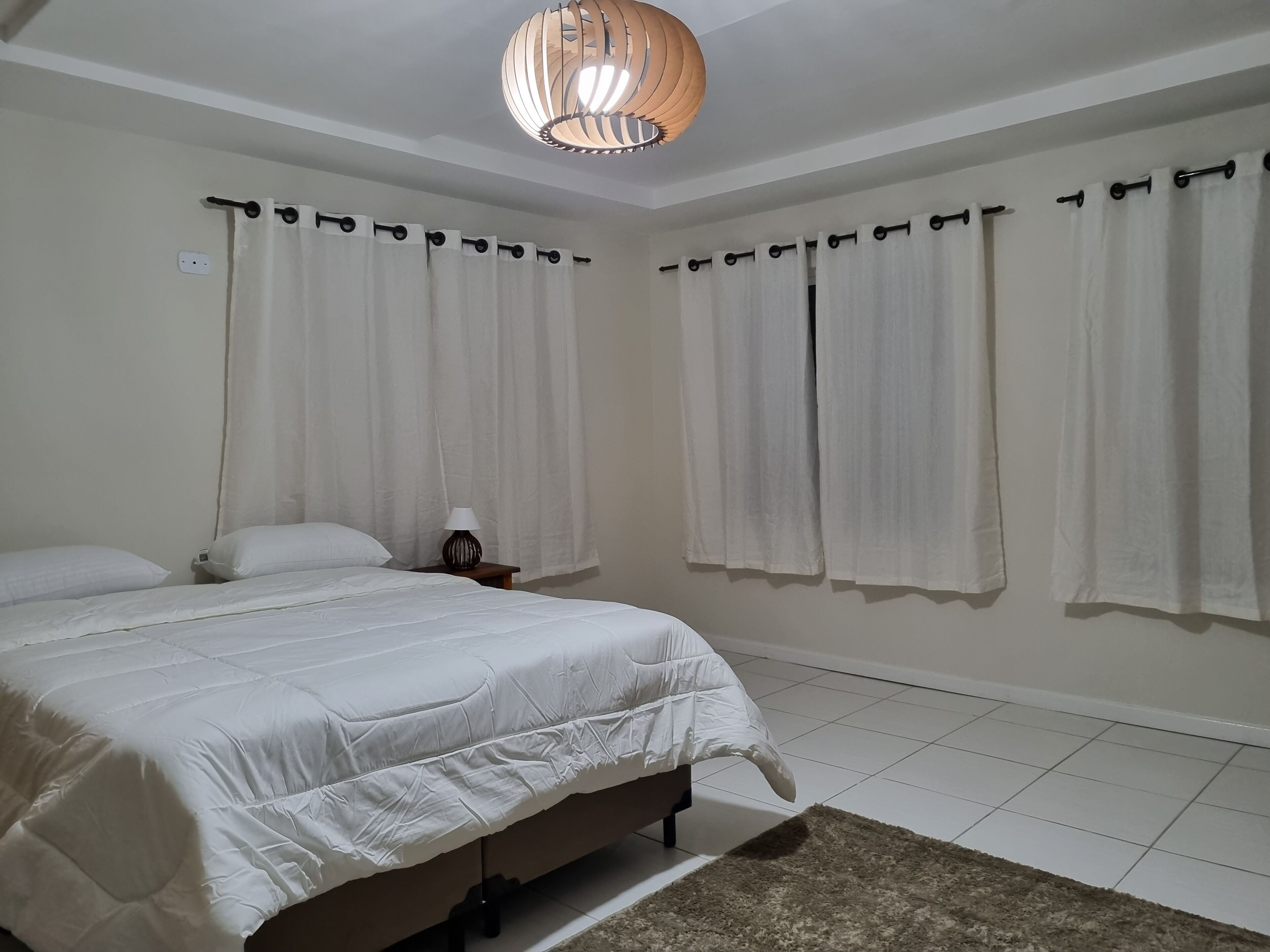 Ropa de cama de alta calidad, camas con pillow-top y minibar 