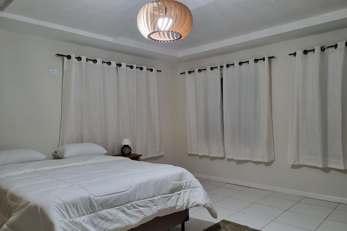 Ropa de cama de alta calidad, camas con pillow-top y minibar