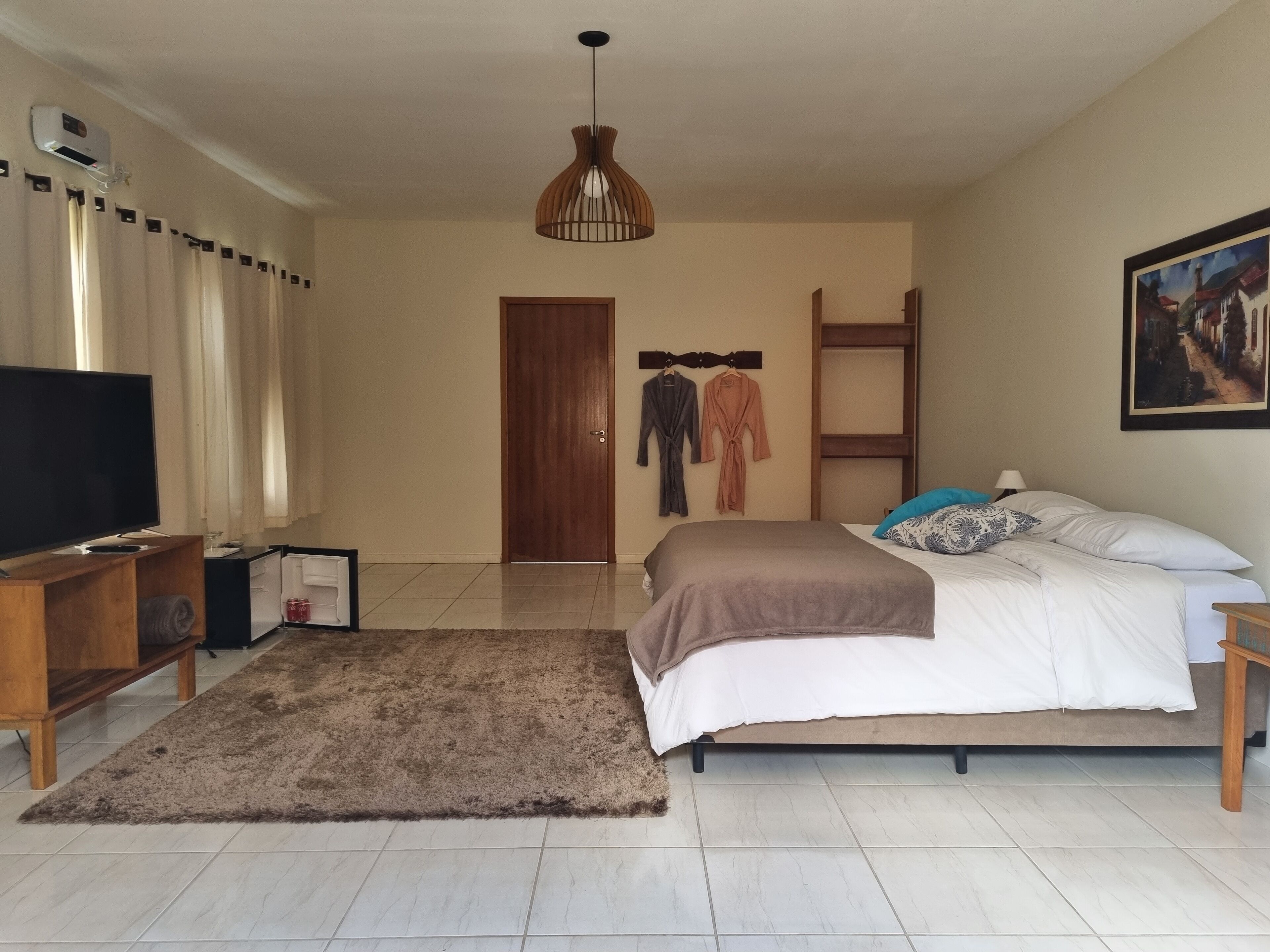 Ropa de cama de alta calidad, camas con pillow-top y minibar 