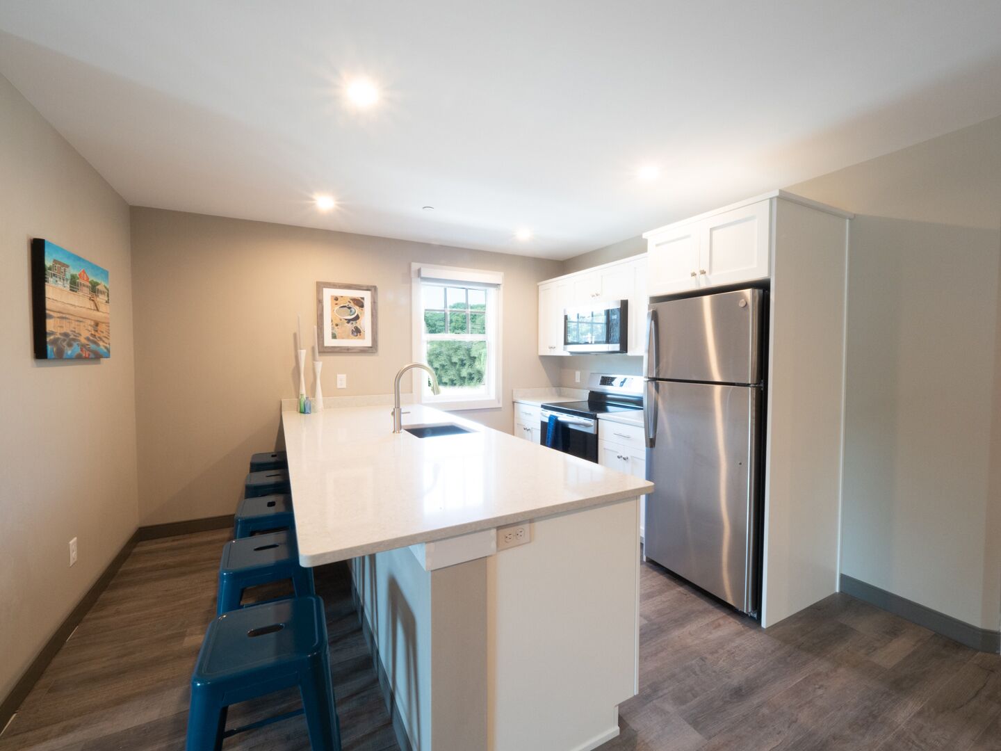 Grand réfrigérateur, micro-ondes, four, plaque de cuisson