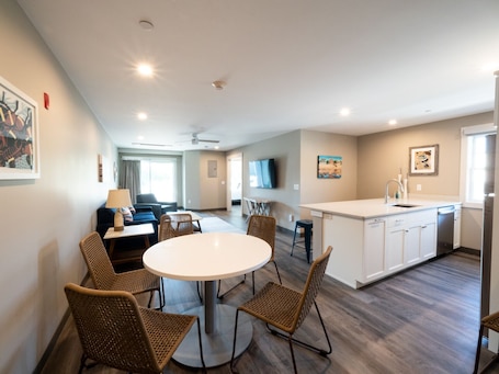 Basic Apartment | Dining room. Long Beach Suites