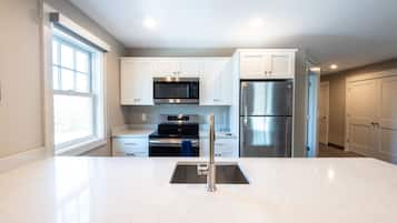 Full-sized fridge, microwave, oven, stovetop