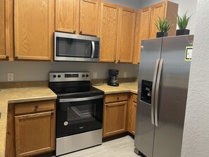 Fridge, oven, stovetop, toaster - -Near Disney- condo in gated Bahama Bay Resort (Davenport)