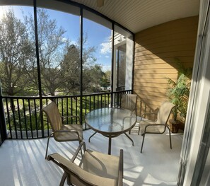 Outdoor dining - -Near Disney- condo in gated Bahama Bay Resort (Davenport)