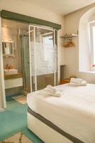 Habitación superior con 1 cama doble o 2 individuales | Cuna de viaje, wifi gratis, ropa de cama