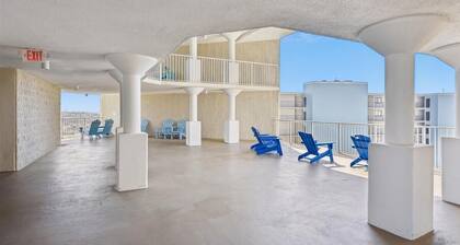 Beachfront Studio~ Beachside Pool~ Onsite Cafe~ Studio Top of the Gulf 721