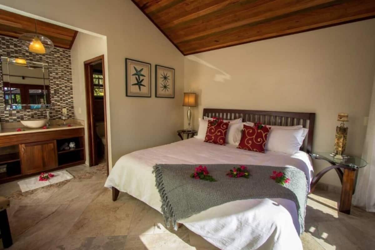 Chambre supĂ©rieure, 1 trĂšs grand lit, vue partielle sur l'ocĂ©an | Coffre-fort pour ordinateur portable, systĂšme dâinsonorisation