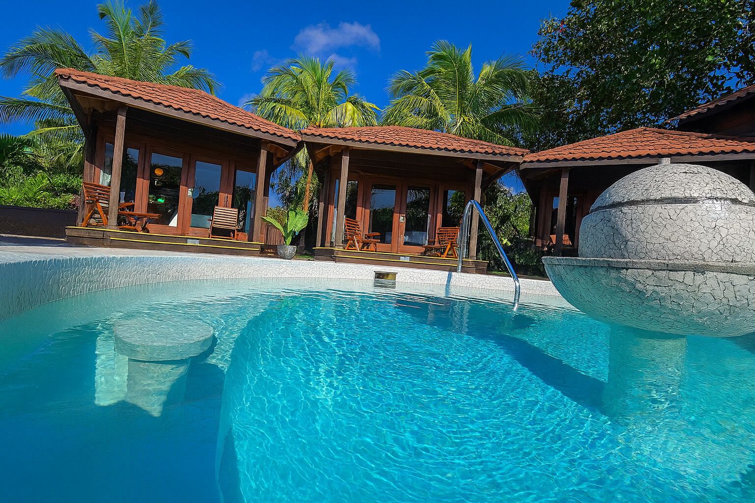 Piscine extérieure, parasols de plage, chaises longues