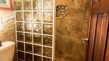 Articles de toilette gratuits, peignoirs, serviettes fournies