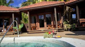 Alberca al aire libre, sombrillas en la alberca y camastros