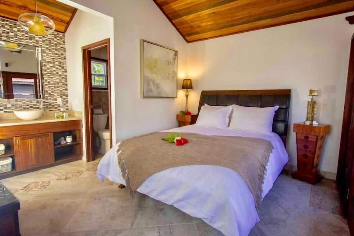 Chambre Deluxe, 1 grand lit, vue sur la piscine | Coffre-fort pour ordinateur portable, systĂšme dâinsonorisation