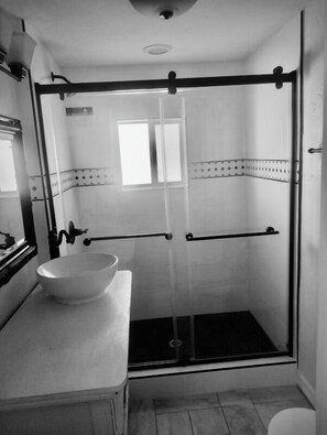 Whirlpool, Haartrockner, Handtücher, Seife