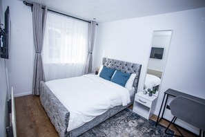 4 bedrooms, desk, iron/ironing board, travel cot - PEACE OF MIND (London)