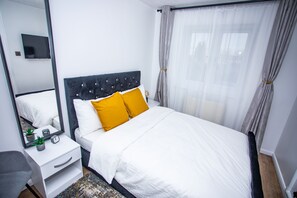 4 habitaciones, escritorio y tabla de planchar con plancha 