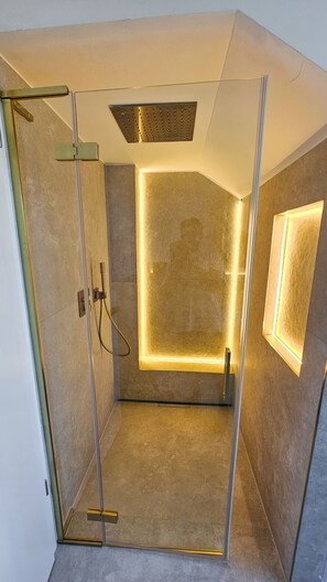 Luxury Condo | Bilik Mandi | Tab mandi dan pancuran berasingan, pengering rambut, lantai dipanaskan 