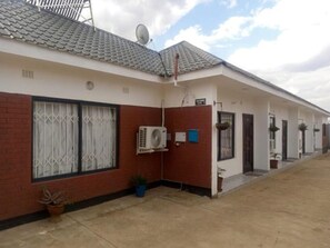 Exterior - Walinase Lodge, 4-bedroom houses (Lilongwe, Malawi)