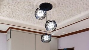 Et værelse med en stor garderobe, et træskab og en tæppe med et mønster.