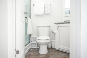 Serviettes fournies, savon, papier toilette