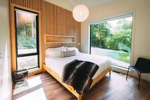 5 bedrooms, desk, travel cot, free WiFi - A modern cabin on 78 private acres of woodlands (Logan)