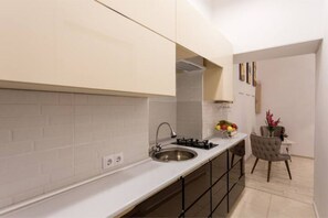 Kochgeschirr/Geschirr/Besteck, Esstisch