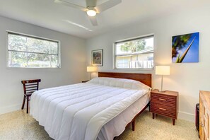 2 bedrooms, desk, iron/ironing board, WiFi - Charming Sarasota Vacation Home Near Downtown (Sarasota)