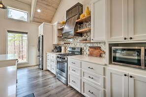 Fridge, microwave, stovetop, dishwasher