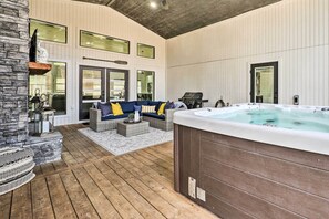 Indoor spa tub