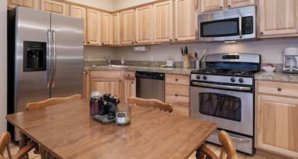 Pet Friendly 1 bedroom, downtown location, private patio