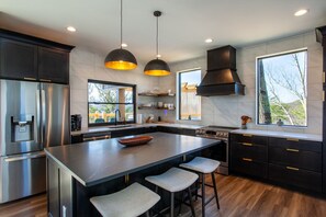 Een koelkast, een microgolfoven, een oven, een kookplaat