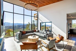 Smart-tv, een open haard en een tafeltennistafel