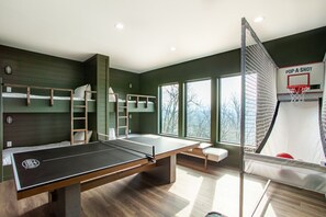 4 slaapkamers, een bureau, een strijkplank/strijkijzer, wifi