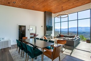 Smart TV, chimenea y tenis de mesa 