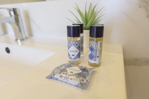 Dusche, Haartrockner, Handtücher, Seife