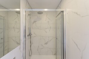 Dusche, Haartrockner, Handtücher, Seife
