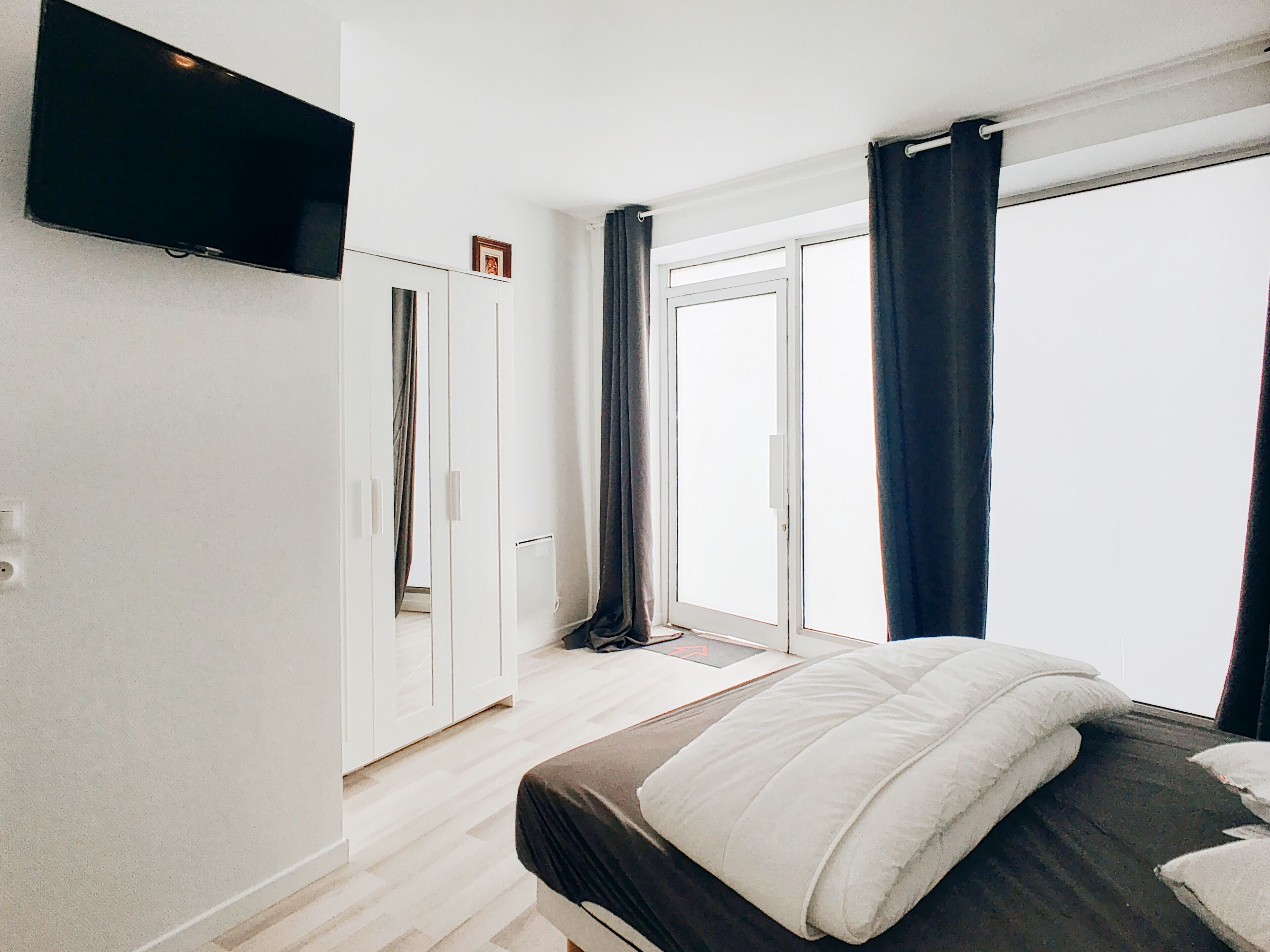 Iron/ironing board, WiFi, bed sheets