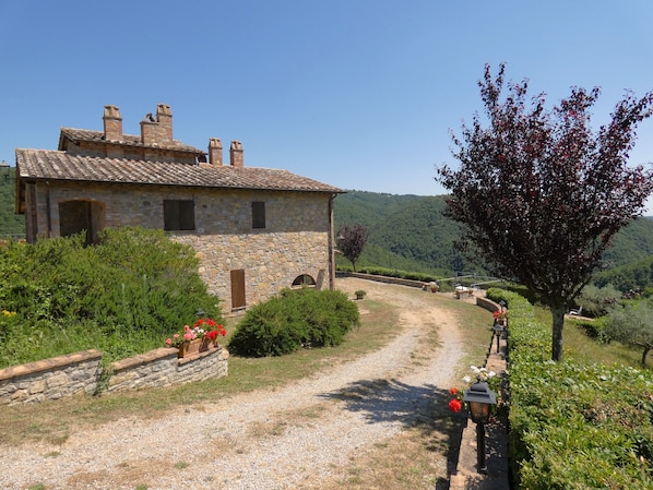 Property grounds - I escape to Umbria, La Vallata (Cantone)