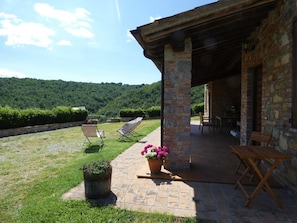 Outdoor dining - I escape to Umbria, La Vallata (Cantone)