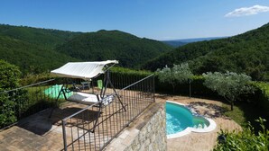 A pool surrounded by a stone wall, with a view of a lush green valley and a clear blue sky. - SCAPPO IN UMBRIA, La Vallata (Cantone)